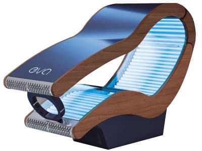 Solarium EVA con tecnologia LED Hybrid: lettino blu con tubi luminosi azzurri e braccioli in legno